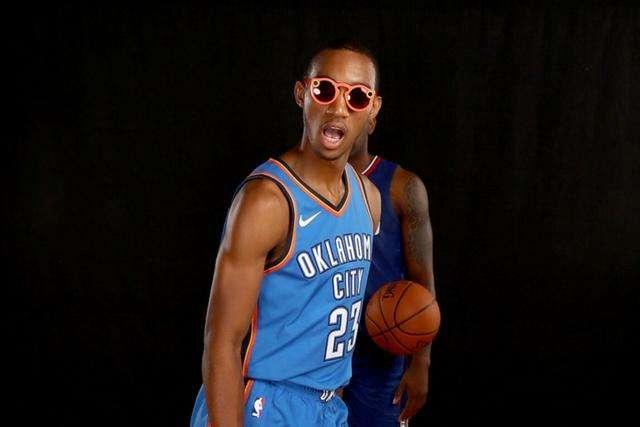 切尔西女足前锋科尔官宣自己与女友梅维斯已怀孕